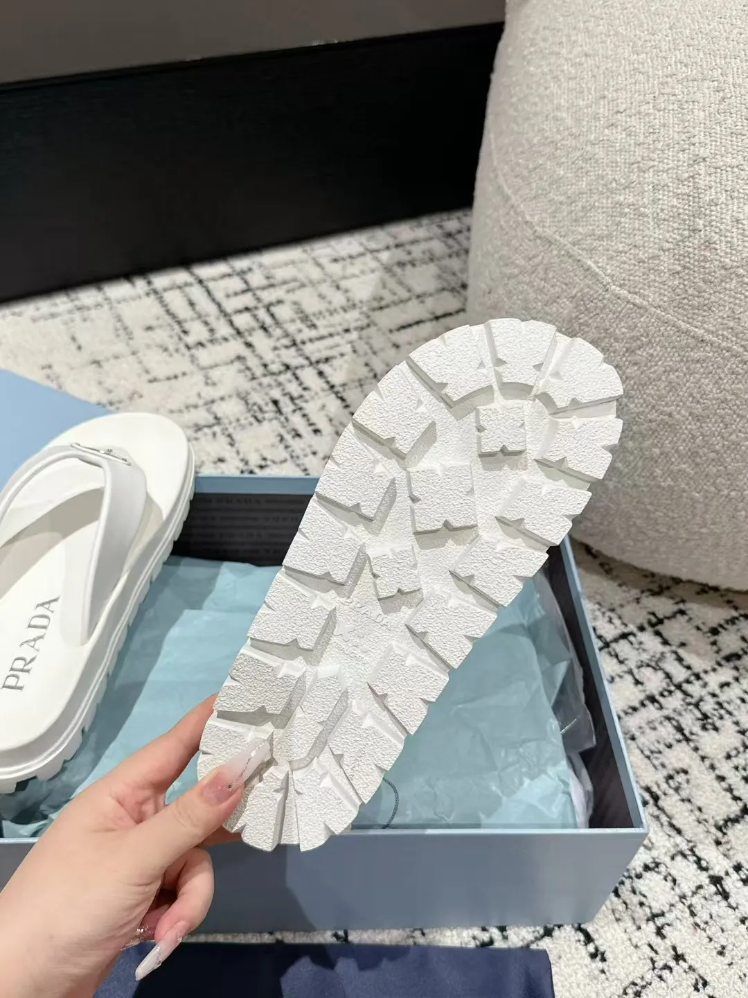 👟👟Ex-factory price 420👟👟 Men's size +10 Couple model Prada 24/ Hot summer hot thick-soled herringbone flip-flops Prada's herringbone flip-flops are a must-have and versatile style for the travel season! ✔️Code number: 39-45 for men, 35-40 for women (customized 40 for women, 45 for men)